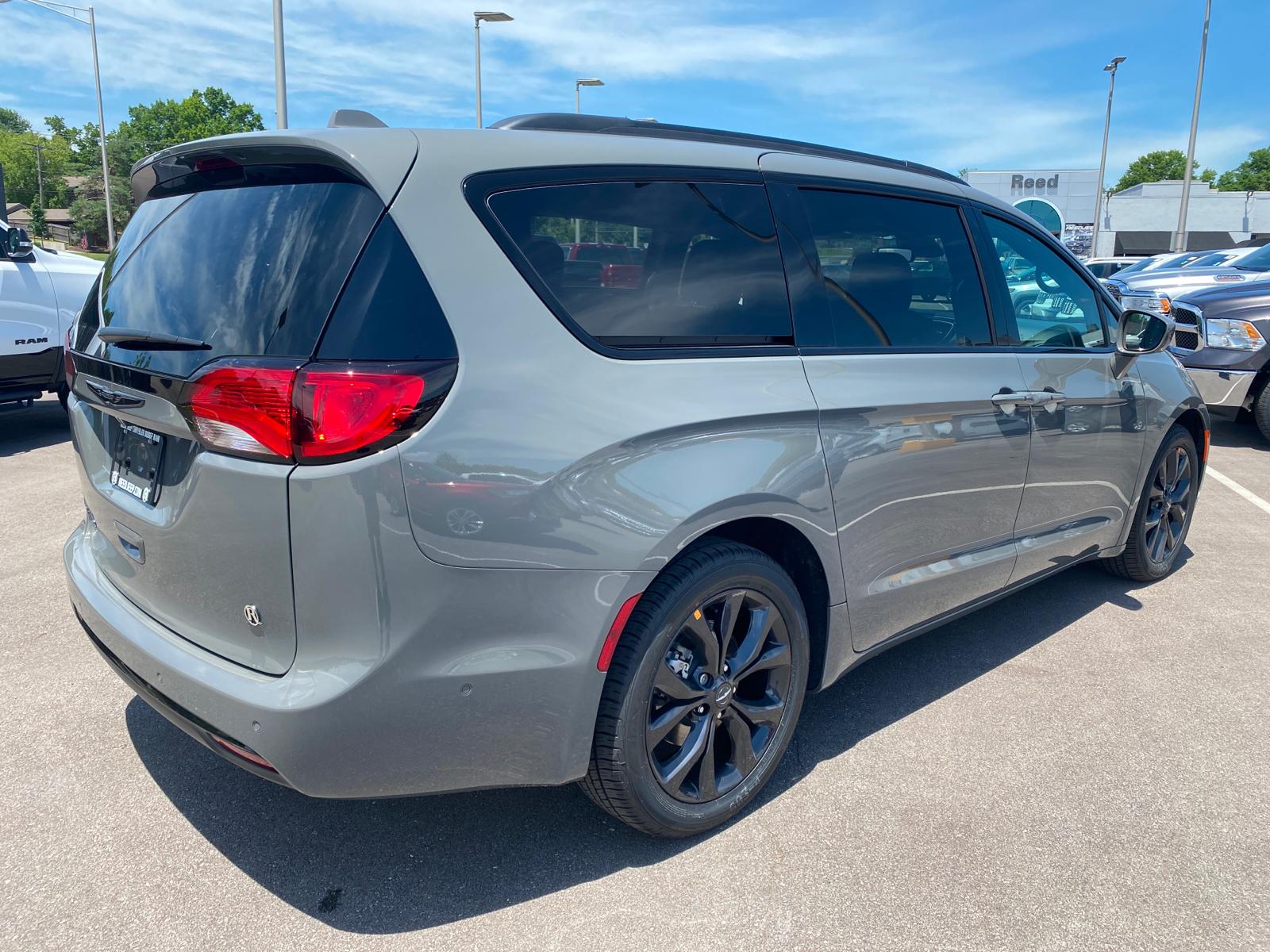 New 2020 Chrysler Pacifica Touring L Plus FWD FWD Mini-van, Passenger