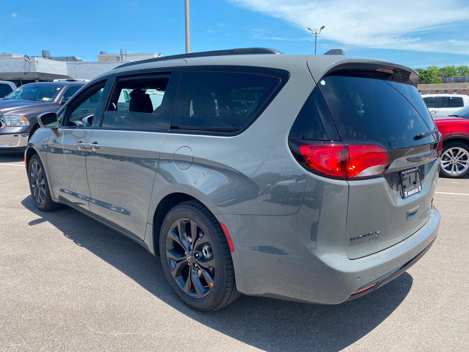 New 2020 Chrysler Pacifica Touring L Plus FWD FWD Mini-van, Passenger